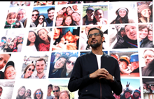 il ceo di google sul palco durante una presentazione