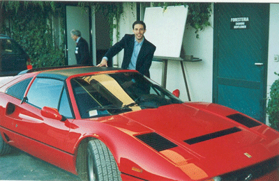 antonio camerlengo mentre apre la portiera di una ferrari 308 gts