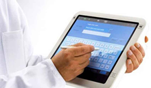 tablet in mano ad un medico